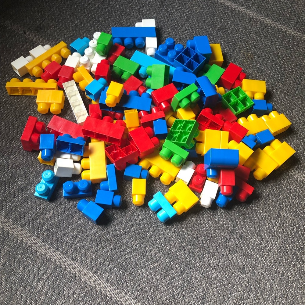 Mega bloks 100 random classic Interlocking Building Blocks